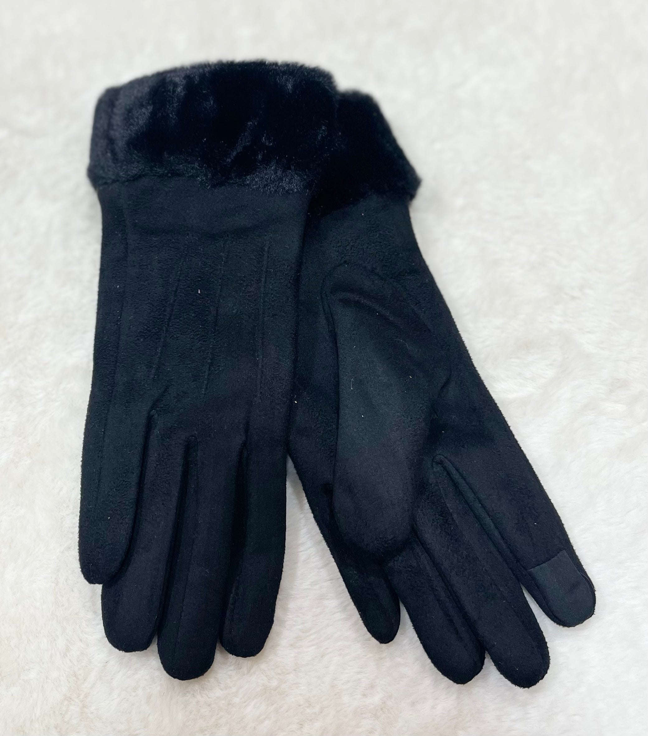 Women’s black suede gloves with faux fur trim